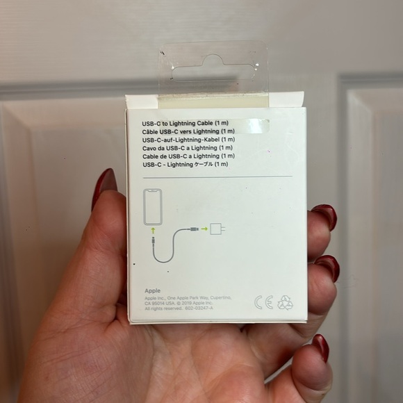 Apple USB-C to Lightning Cable (1m) - White - Picture 2 of 3